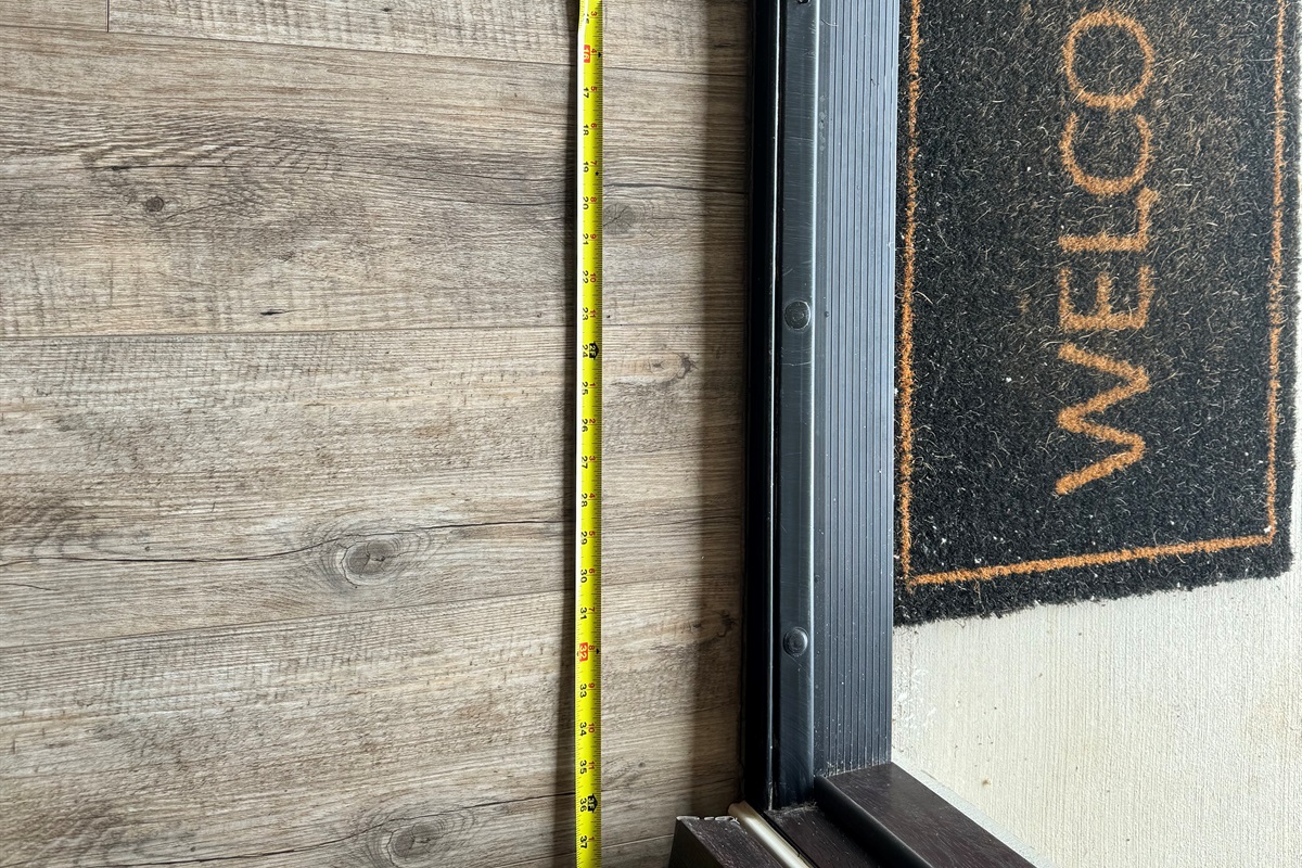 ♿ Step-free access with wide doorways and smooth flooring throughout the bedrooms and master shower room.