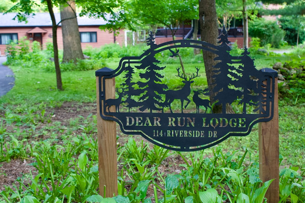 The sign at the entrance to the circular driveway.