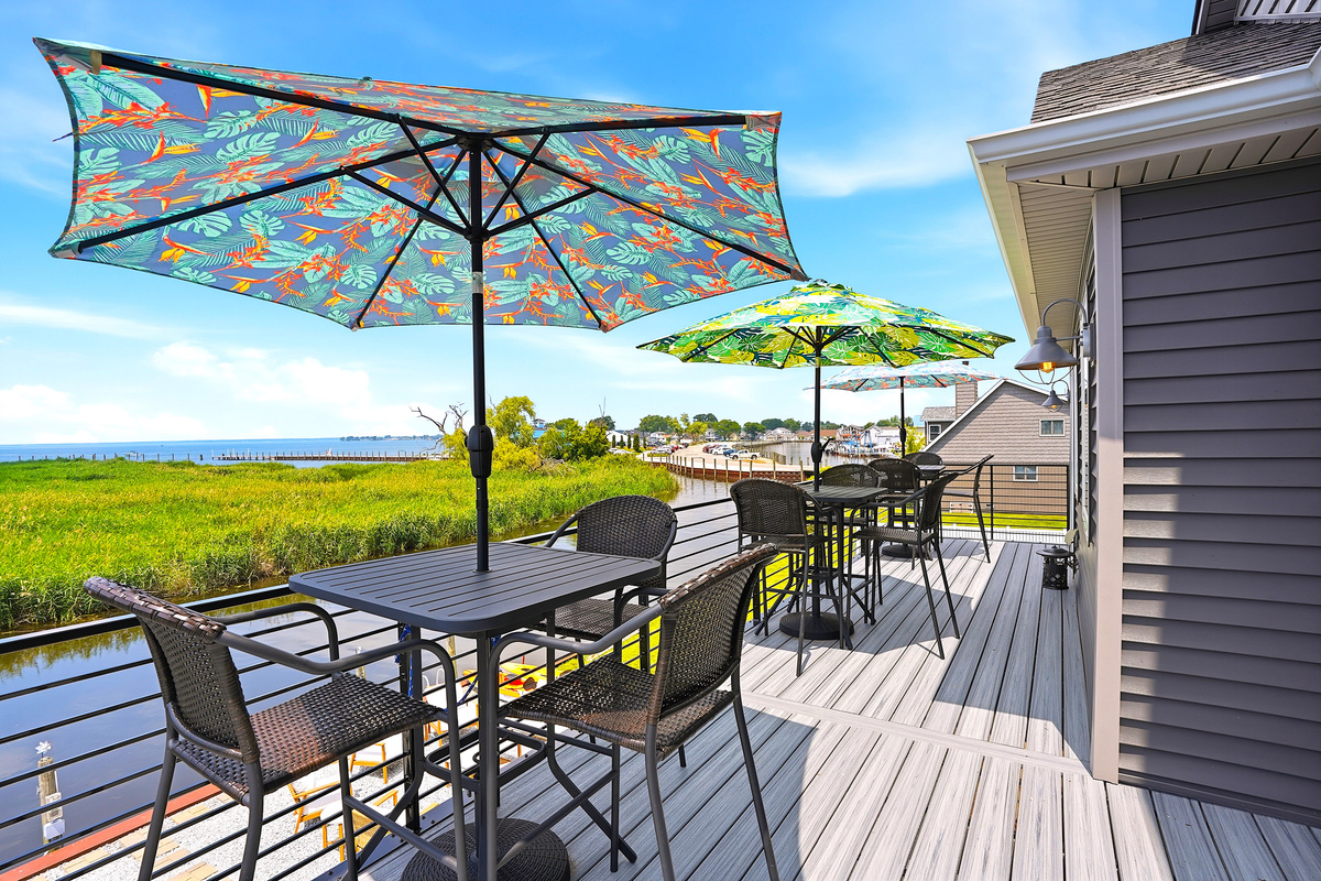 Enjoy alfresco dining above the canal with panoramic views of Lake St. Clair. When you're ready for a night out, Cabana Blue Lakefront Sports Bar & Grill is just a short walk away.