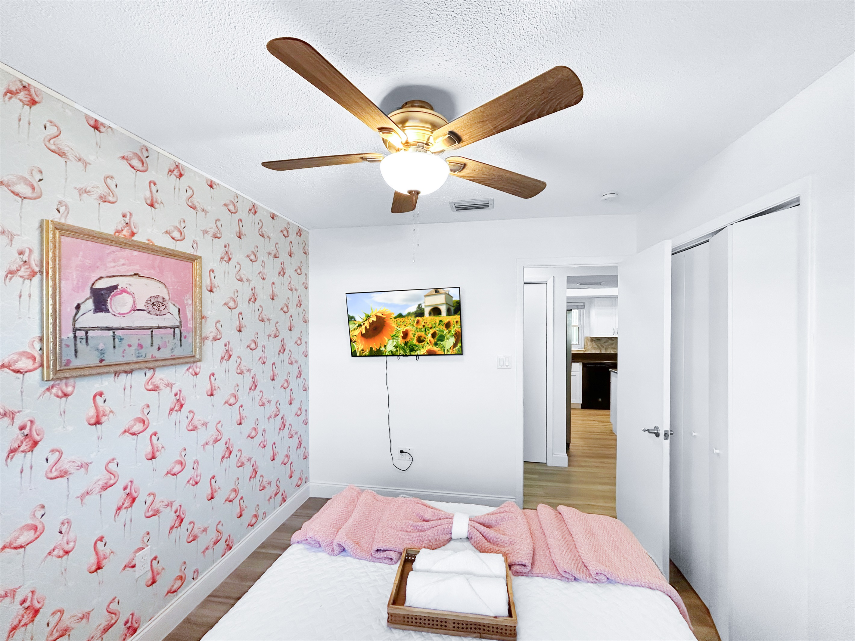 🦩 Pink Room vibes: queen bed + smart TV + flamingo fun