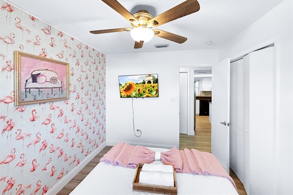 🦩 Pink Room vibes: queen bed + smart TV + flamingo fun