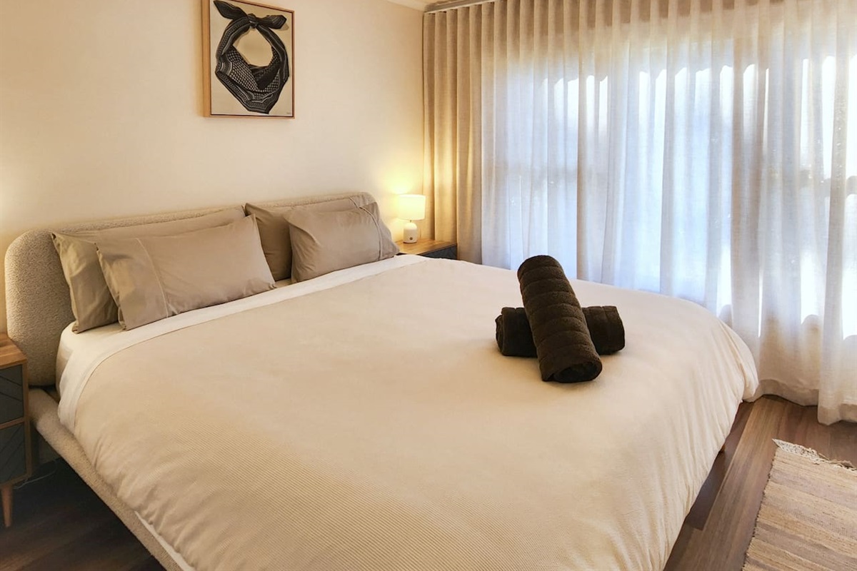 The bed in the master is a new comfy King. All bedding is 500 TC+.The king and queen rooms have motorised blinds. There is plenty of cupboard space.You can find extra blankets, pooch blankets and a portacot stored here too.