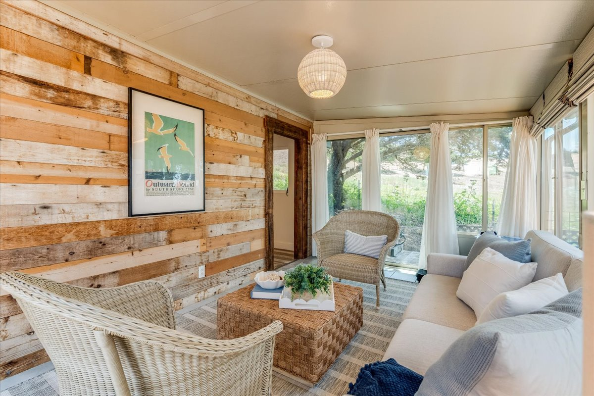 Sunroom w/ sofabed