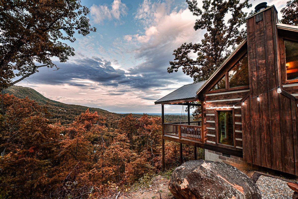 180 degree views from a private back deck give the *perfect* backdrop for romance at this dreamy, honeymoon cabin!