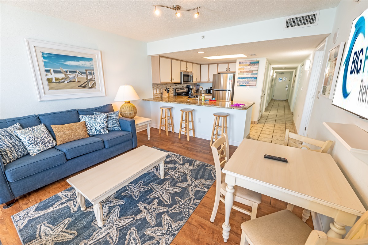 Living Room with Stunning Views🌊☀️
