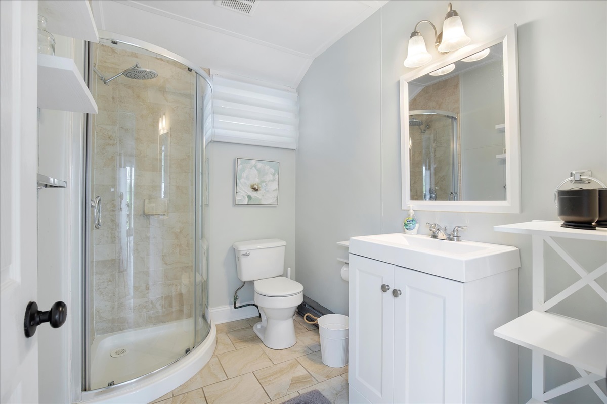 Full Bathroom w/ Shower