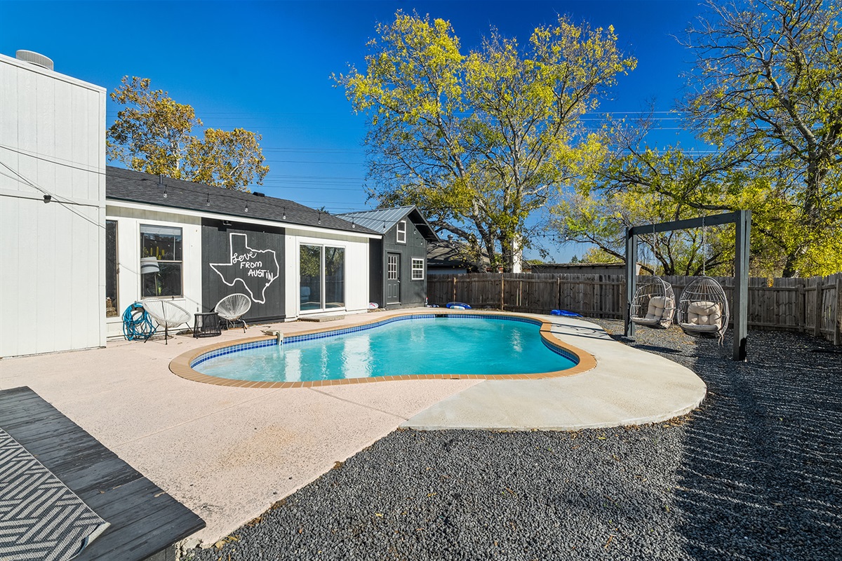 A refreshing oasis 🌊☀️, perfect for swimming 🏊‍♂️, lounging 🛋️, and enjoying the sun 🌞 or relaxing in the shade 🌳.