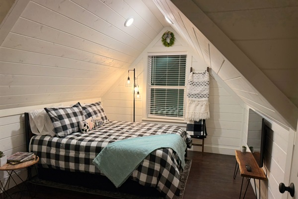 Queen Bed in loft