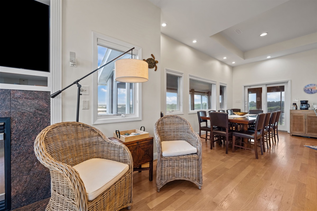 Additional lounge seating just off the dining area; ideal for conversation and unwinding