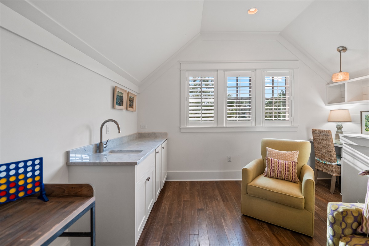 Upstairs relaxing room 