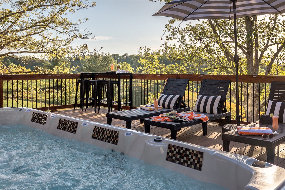 {Heated Swim Spa + Mountain Views}
Slip into the heated swim spa and soak in peaceful mountain scenery from your private deck retreat. Perfect for wellness mornings, sunset dips, or post-adventure recovery.