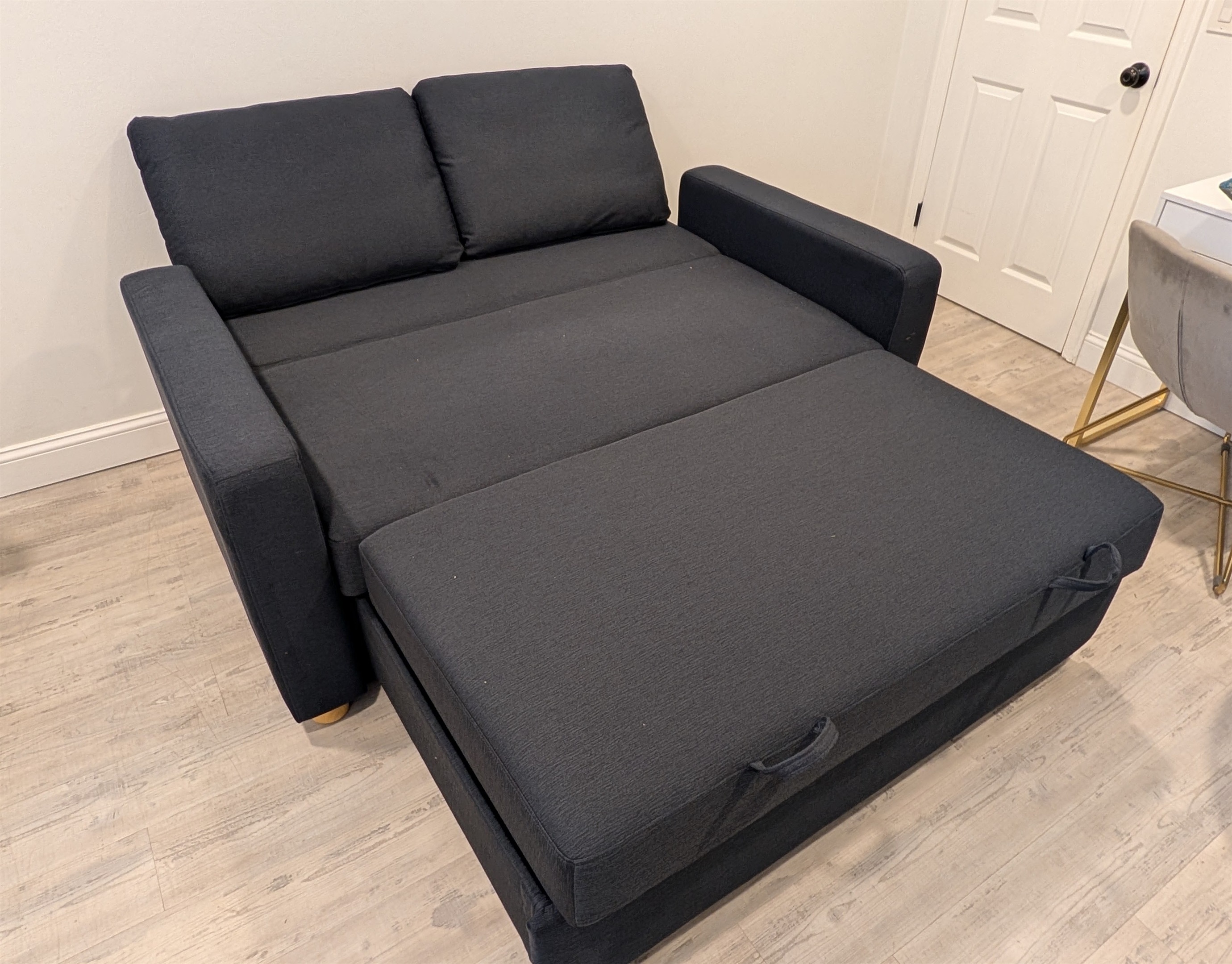 Sofa pulls out to a full size bed! Perfect for 1 adult or 2 kiddos