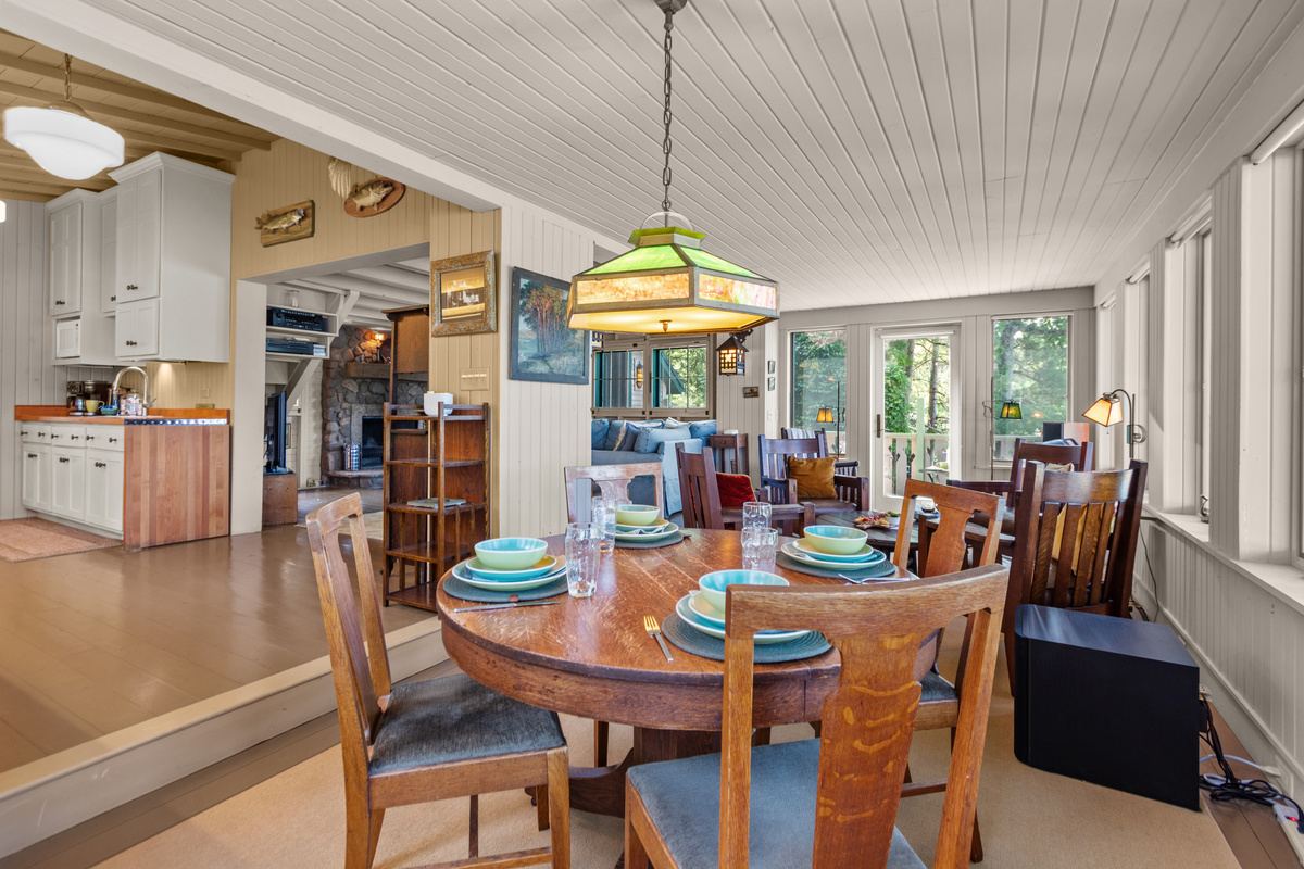 Set the mood for meals and evenings together with speakers throughout the dining room, perfect for enjoying your favorite music while taking in the lake views.
