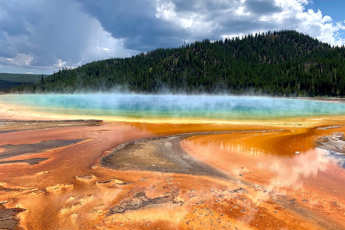 Yellowstone National Park only 30 min drive.