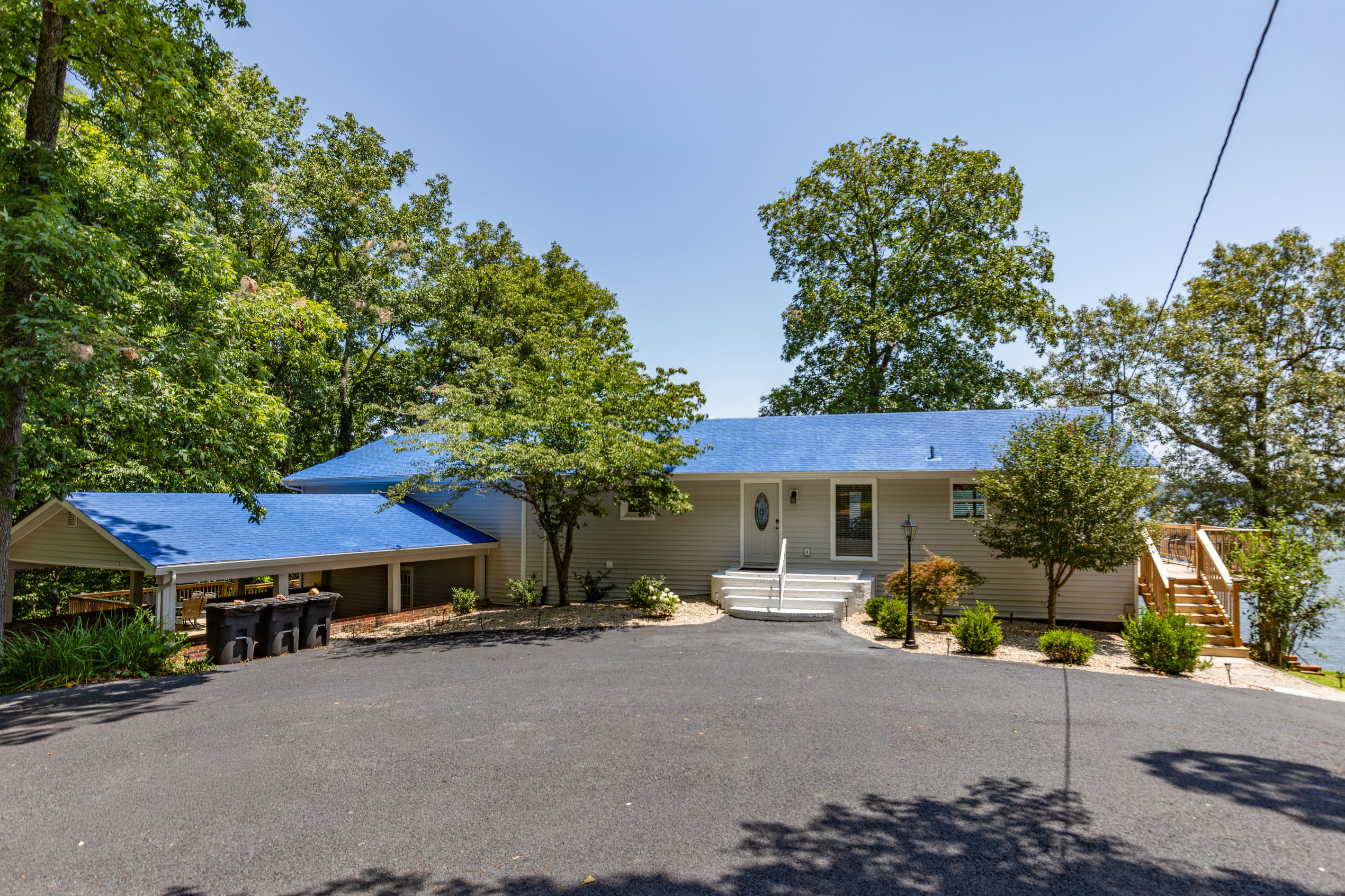 A large private parking area makes arrival easier for families and groups bringing multiple vehicles.