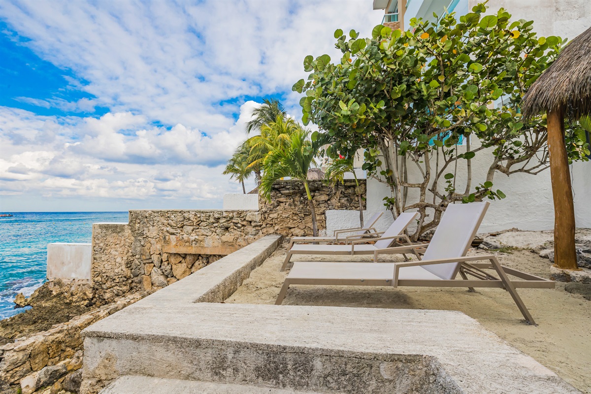 Fully Equipped Beach shared with Bungalows