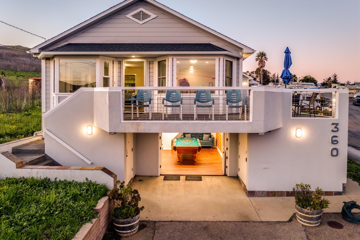 Enjoy combined indoor & outdoor space. See and hear the sounds of the ocean from every room