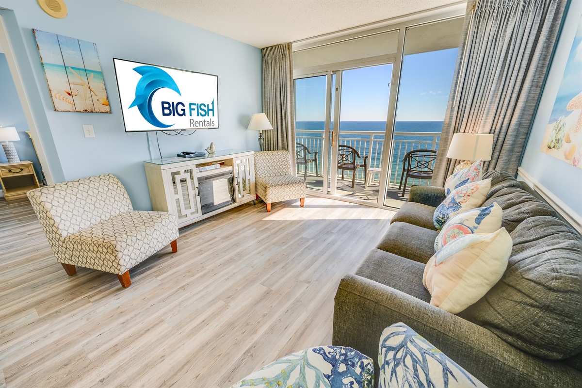 Living Room with Stunning Views🌊☀️