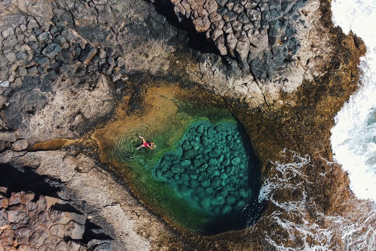 Discover this unique natural pool in Caleta de Fuste, shaped by the island’s volcanic landscape. A hidden spot perfect for relaxing and enjoying the crystal-clear water.

