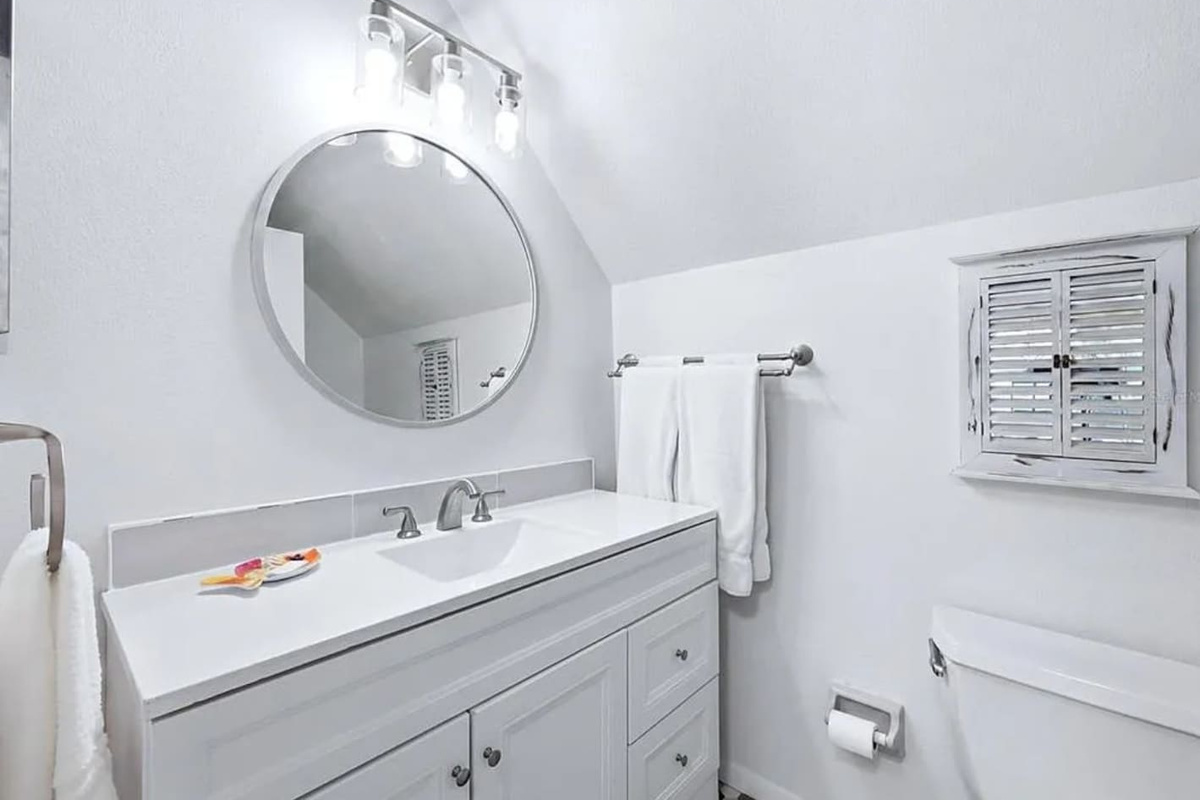Full bath on upper level with shower/tub combo. Newly renovated! 