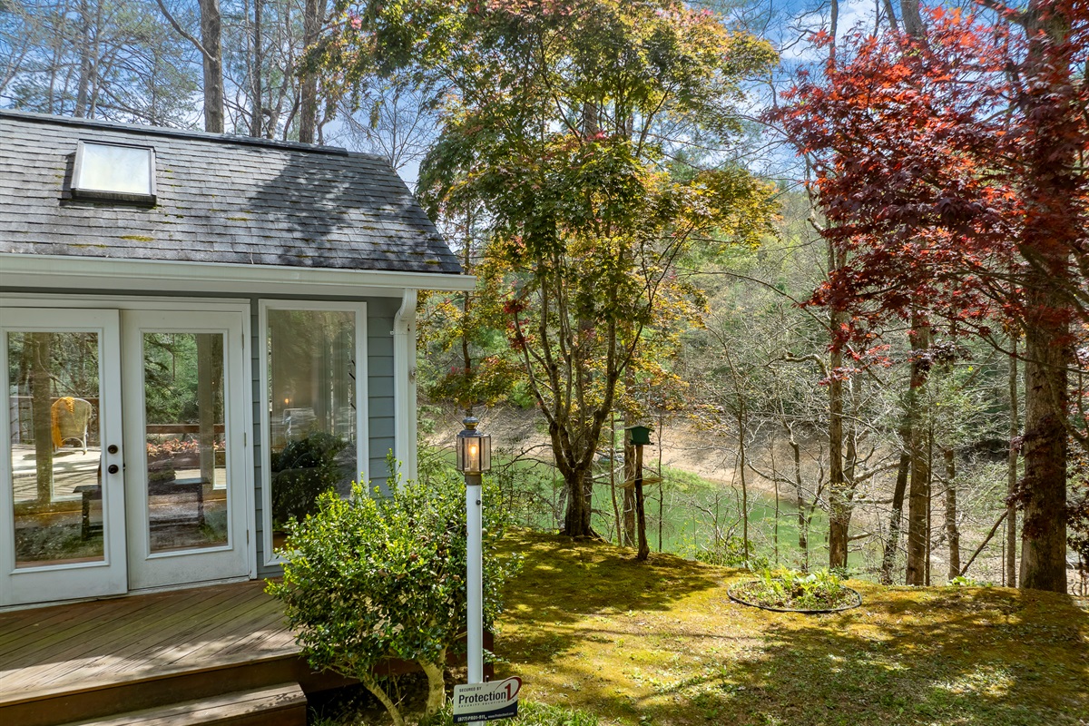 Outdoor Retreat: Tranquil nature views and vibrant foliage await your adventure outside!