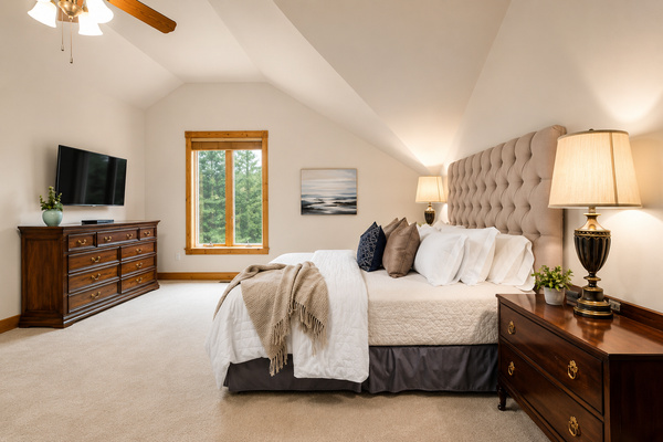 Retreat to this spacious king bedroom with soaring ceilings, plush bedding, and a TV for relaxing evenings. A bright, comfortable escape with plenty of room to unwind after a day on Lake Travis.