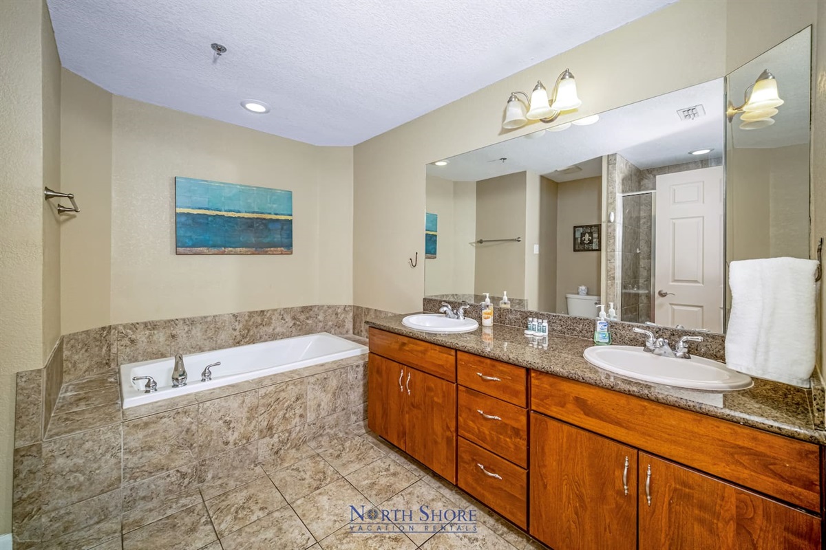 Double Vanity & Soaking Tub