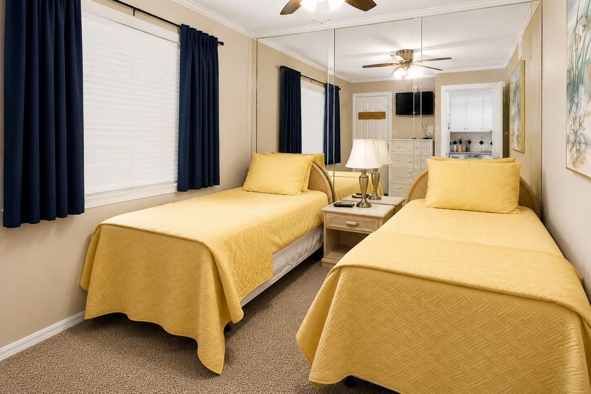 2nd bedroom with two twin beds
