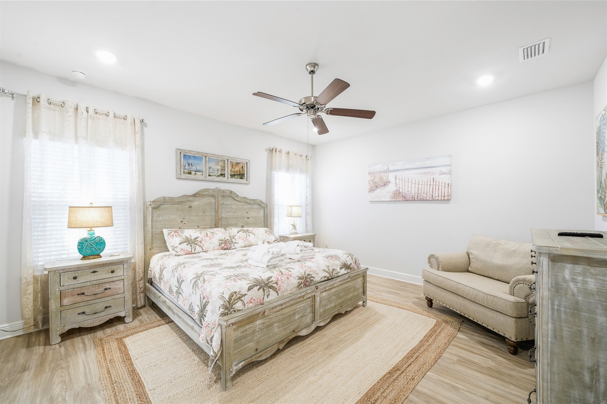 Bedroom 1: Bright King Bedroom with Smart TV, ceiling fan & Comfortable Linens