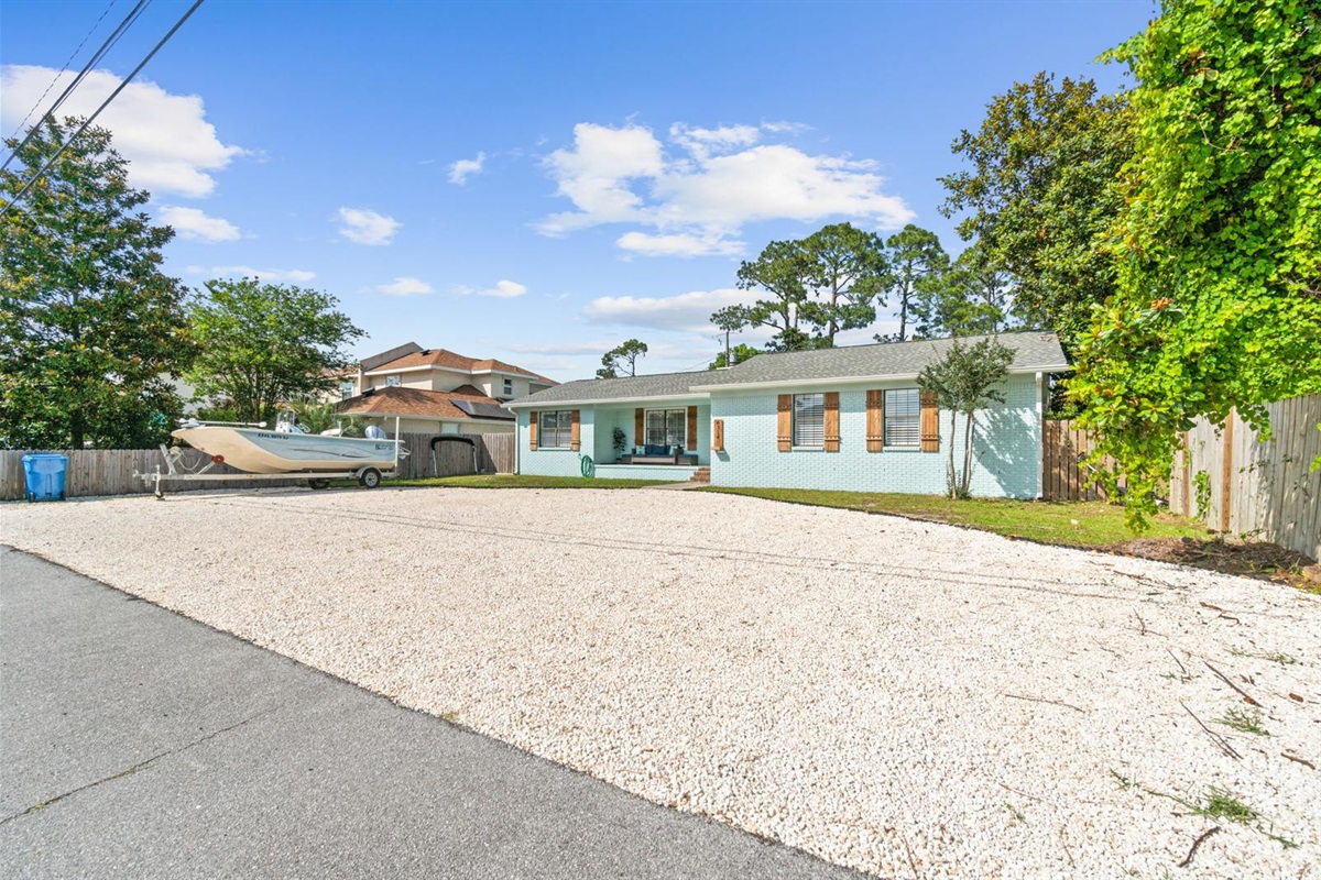 Front of North Lagoon Getaway with lots of parking space