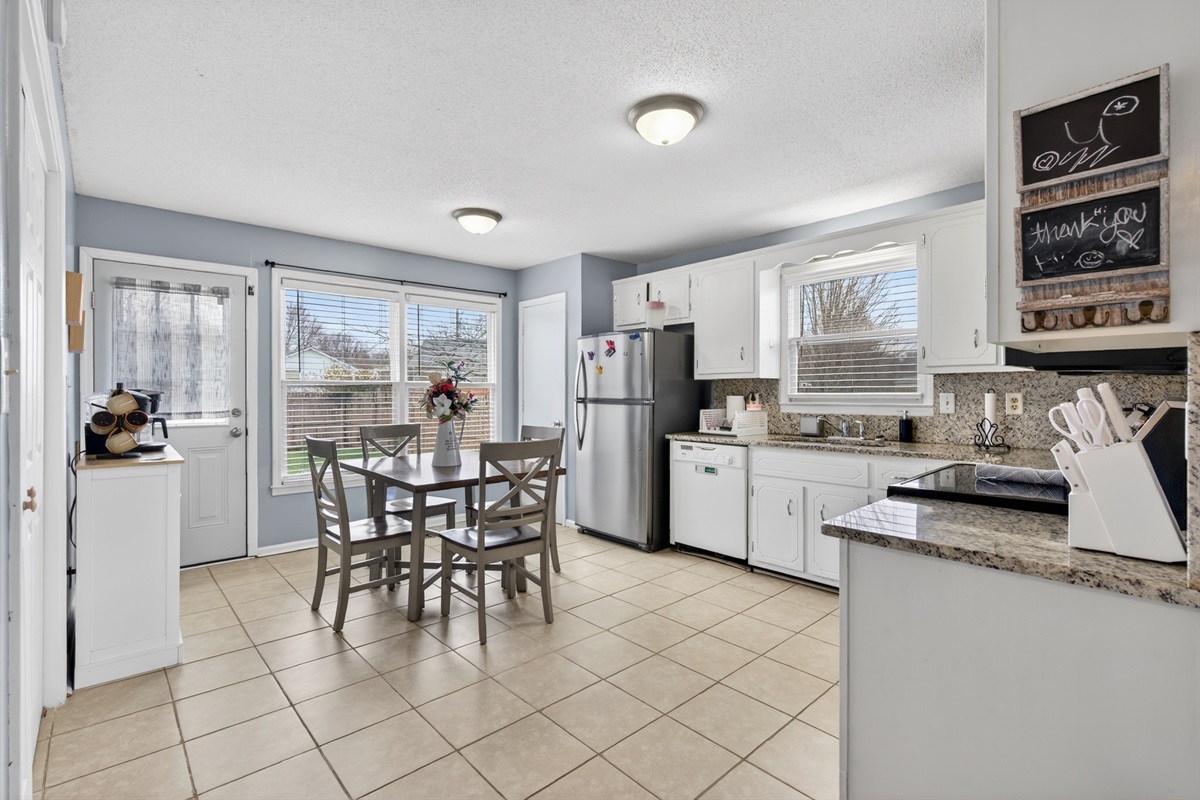 Cozy 3 bedroom 2 bath home offers plenty of room to sleep up to 7. High speed internet, washer and dryer, linens, and all kitchen amenities included. Located just across from Ft. Campbell Army