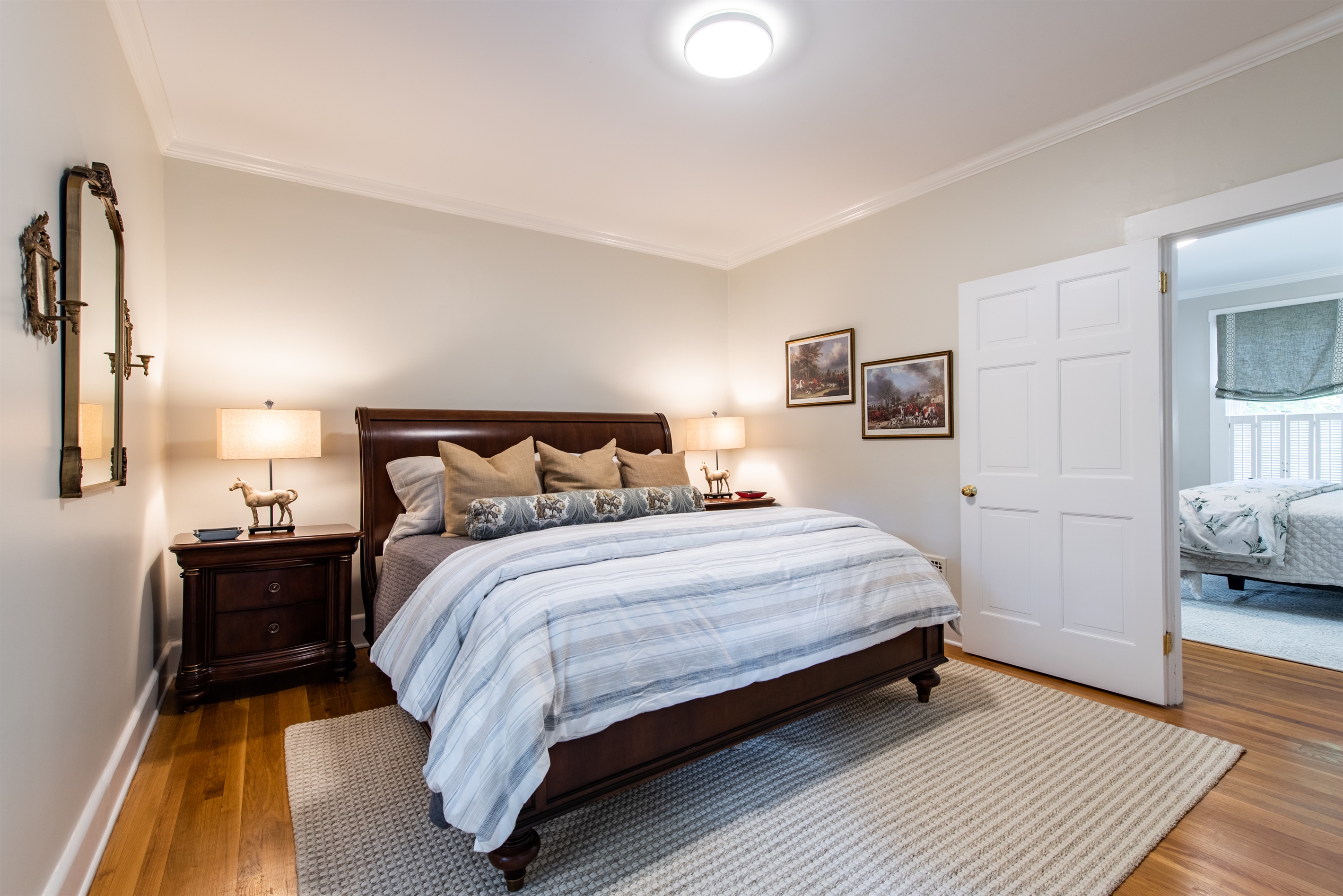 Top level bedroom, Spacious and inviting bed, ideal for a good night's sleep and relaxation.