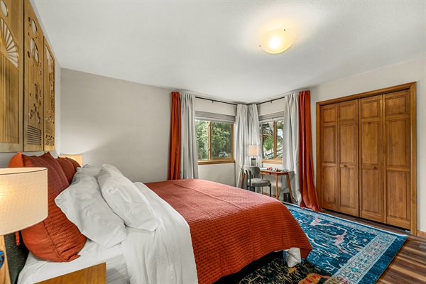 🛏️✨ Primary suite : bright corner windows, cozy linens on a king bed, a desk nook, plenty of closet space, and a private full ensuite bath 🌲