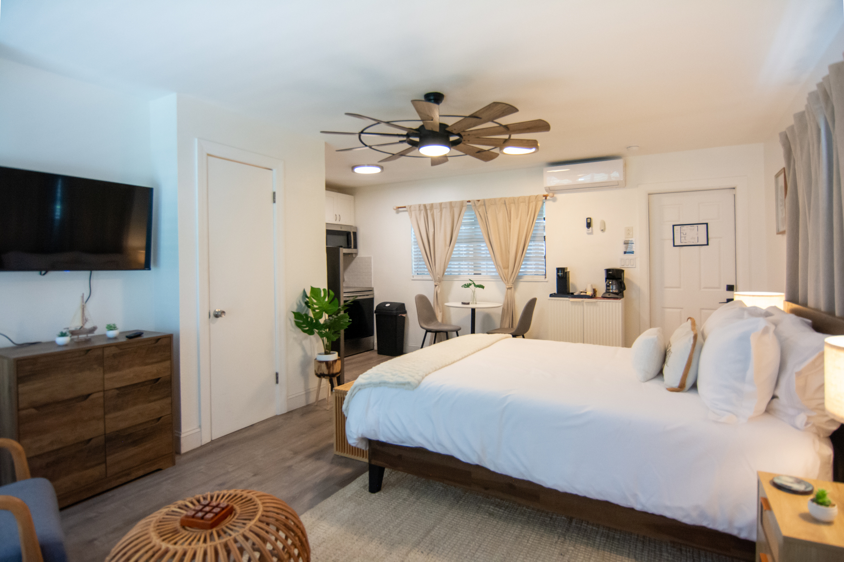 Smart TV, dresser and cozy bed – everything you need for a Cocoa Beach getaway