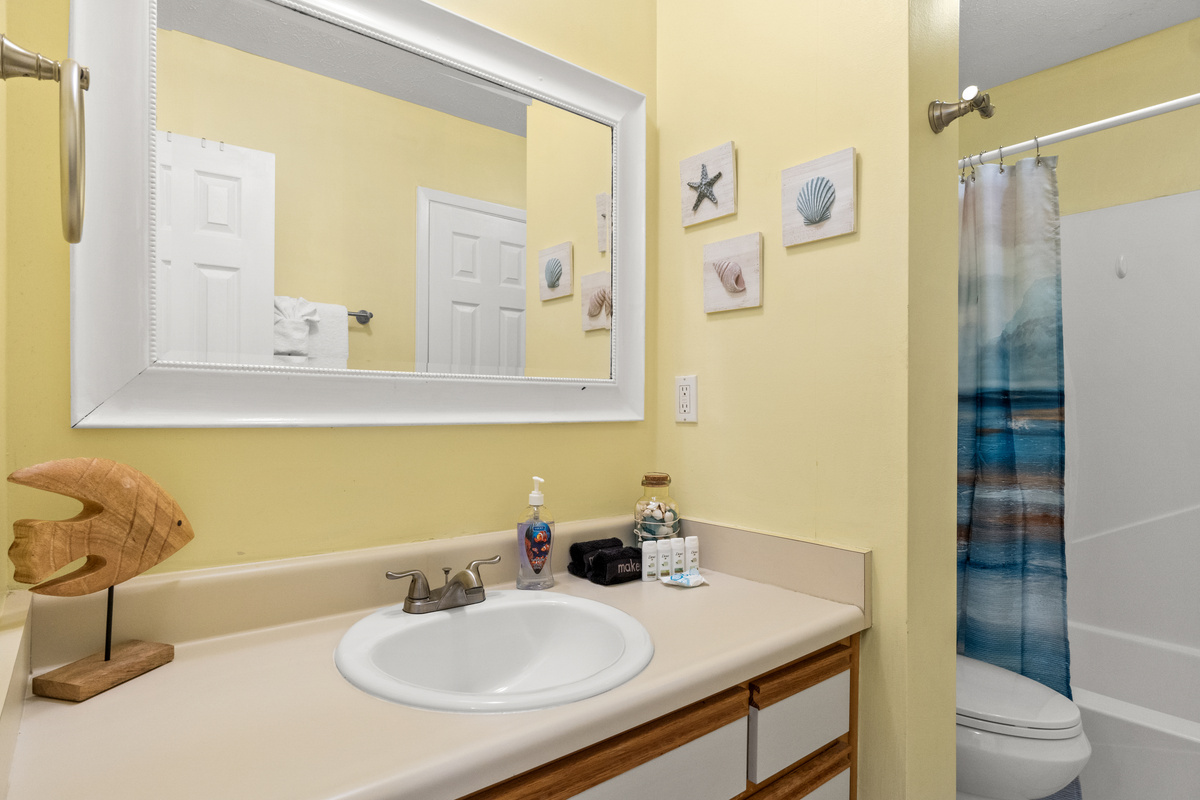 Upstairs Full Bathroom with Combo Tub/Shower