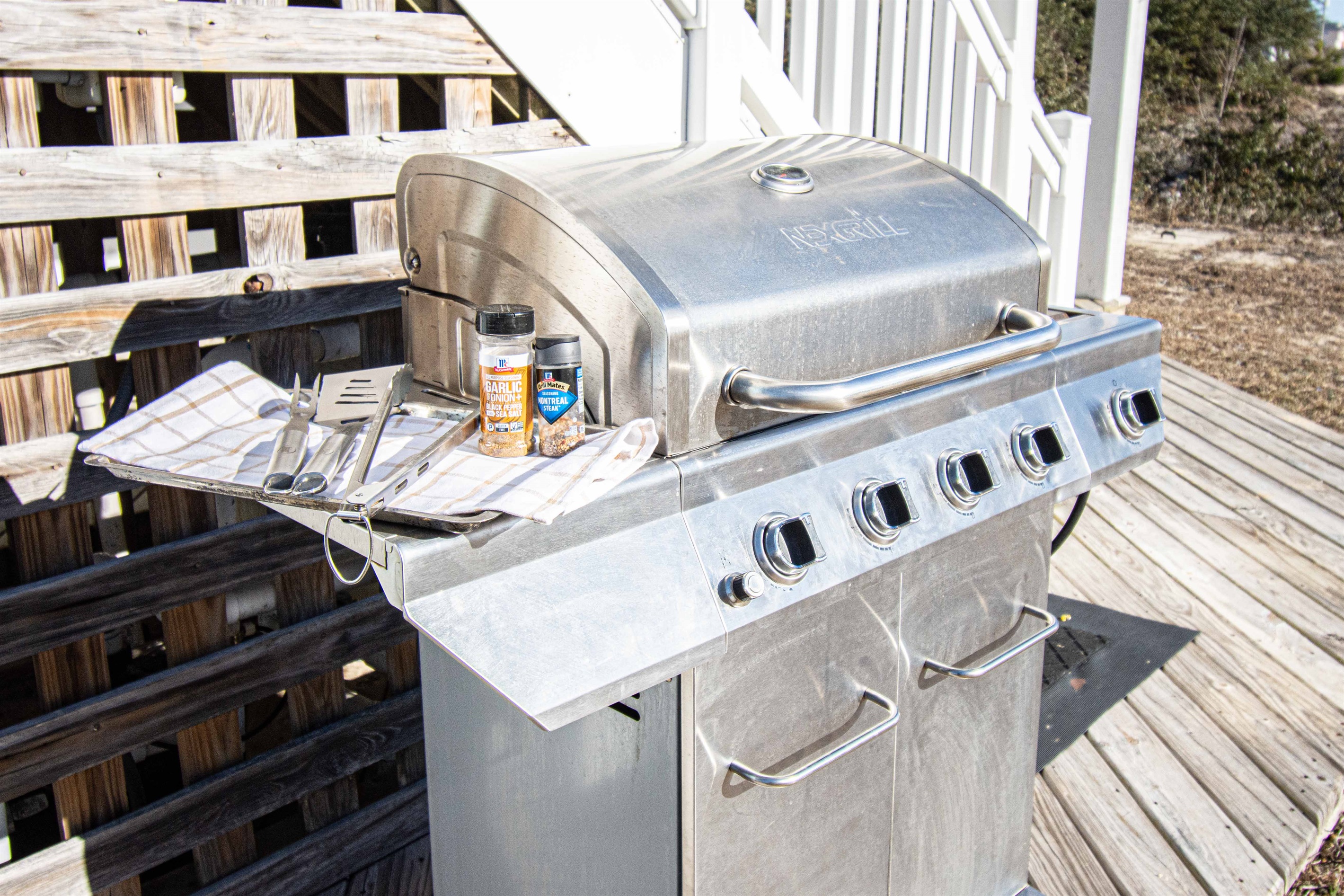 Gas bbq grill and propane provided