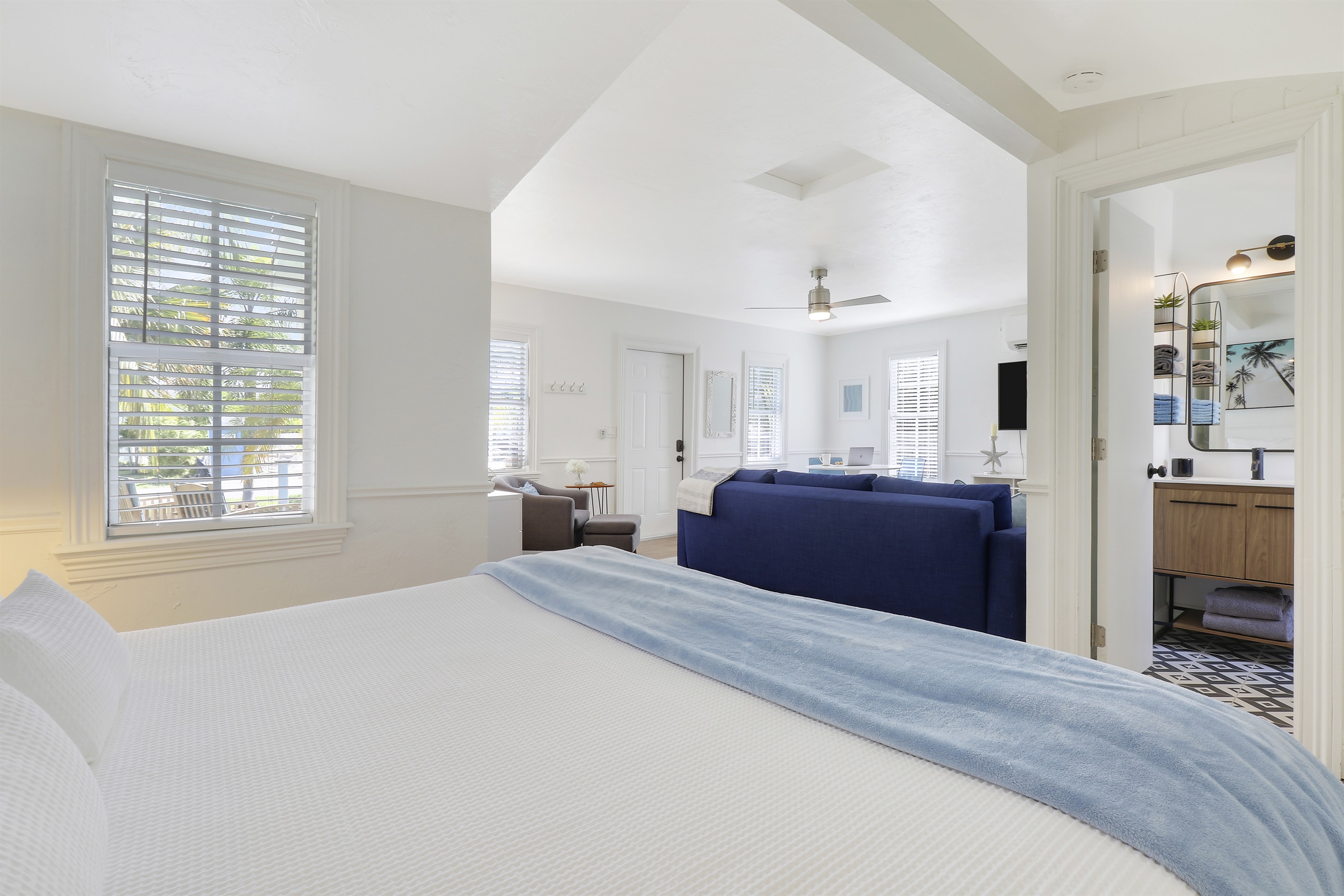 Paradise Breezes Cottage House, King bed, en-suite bathroom, shower tub/combo