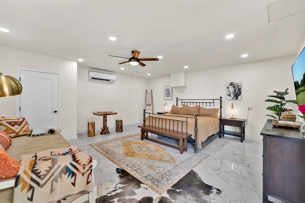 Detached bedroom, king bed & day bed - no bathroom