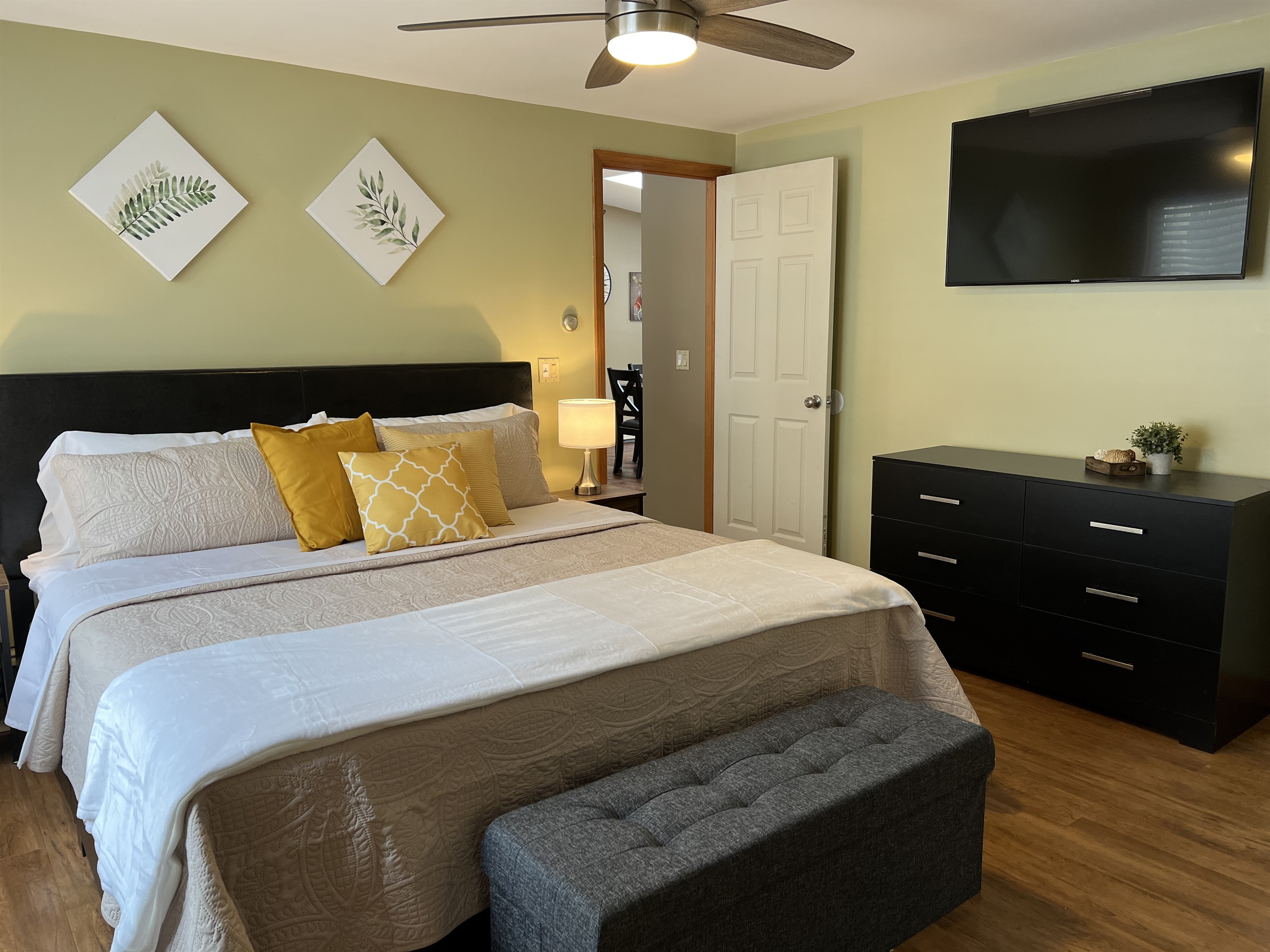 Master King bedroom w/ Smart TV