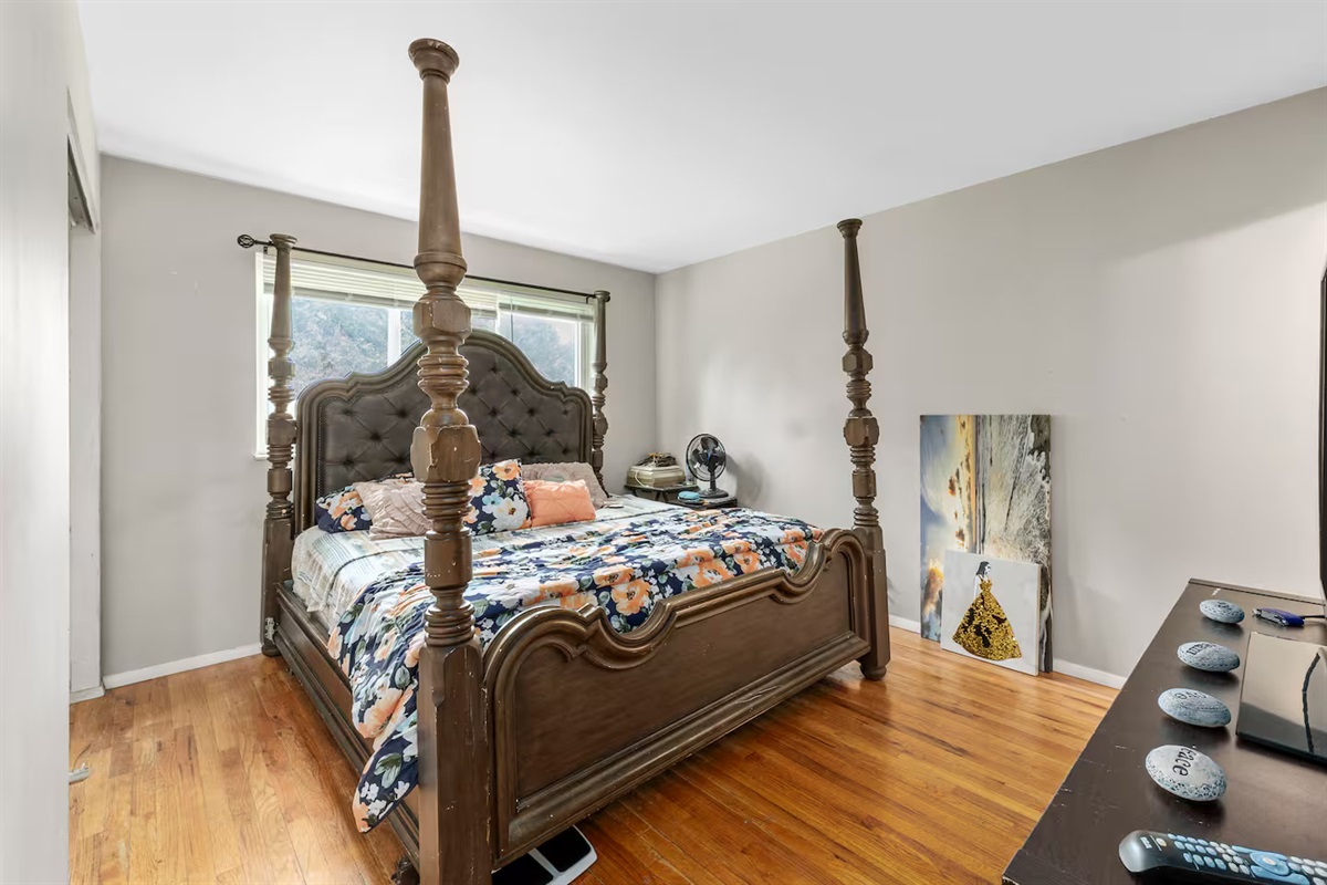 Nice room featuring a comfortable king bed, beautifully illuminated with natural light for a relaxing and enjoyable stay!