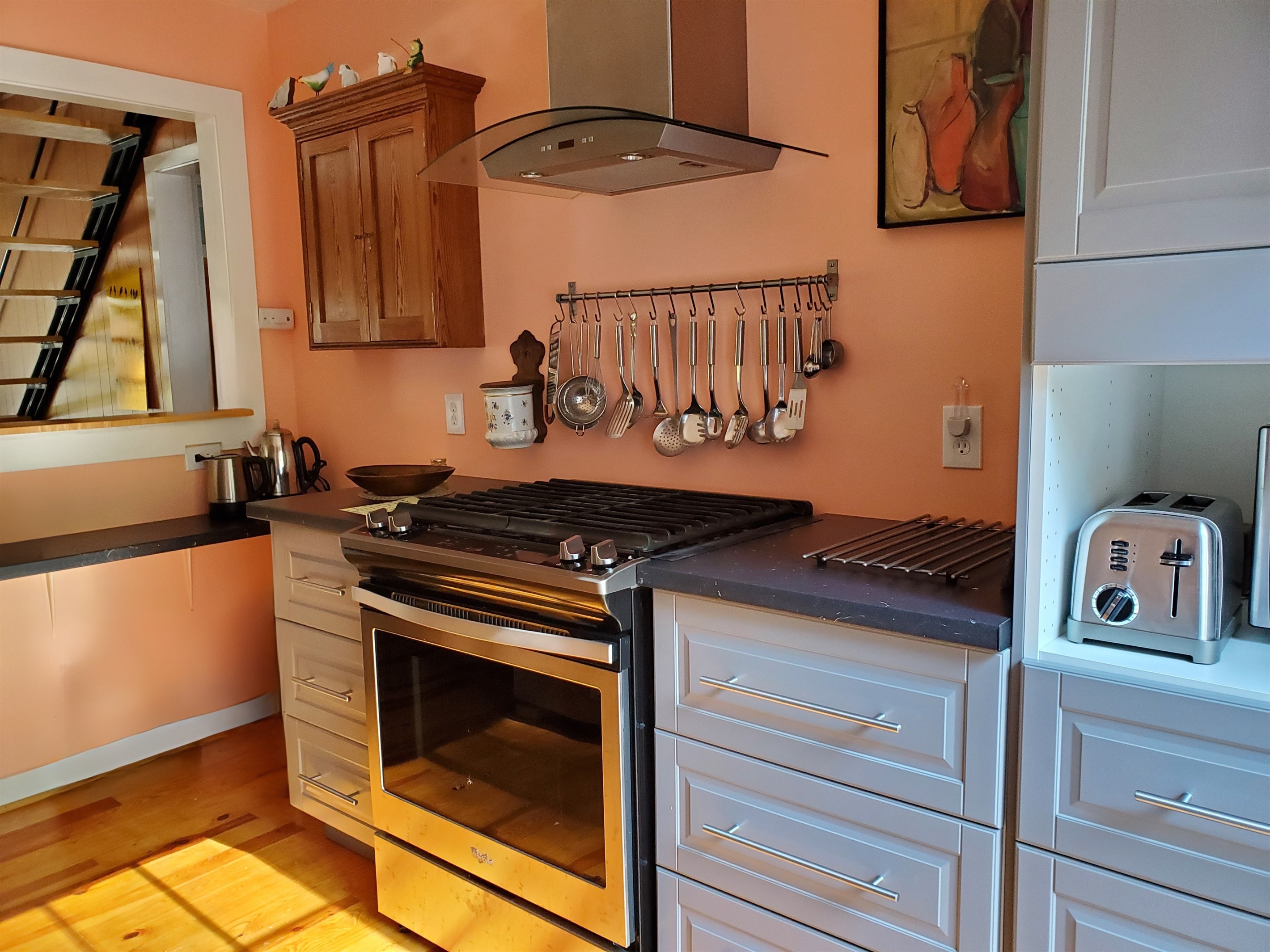 Big Pines modern new kitchen with gas stove!