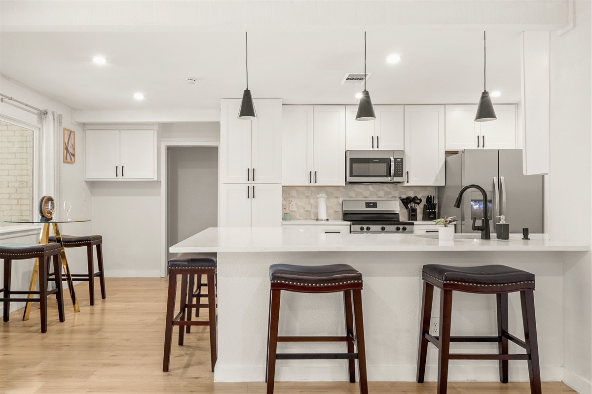Sleek, open kitchen with bar seating—gather, sip, and enjoy 🍽️✨
