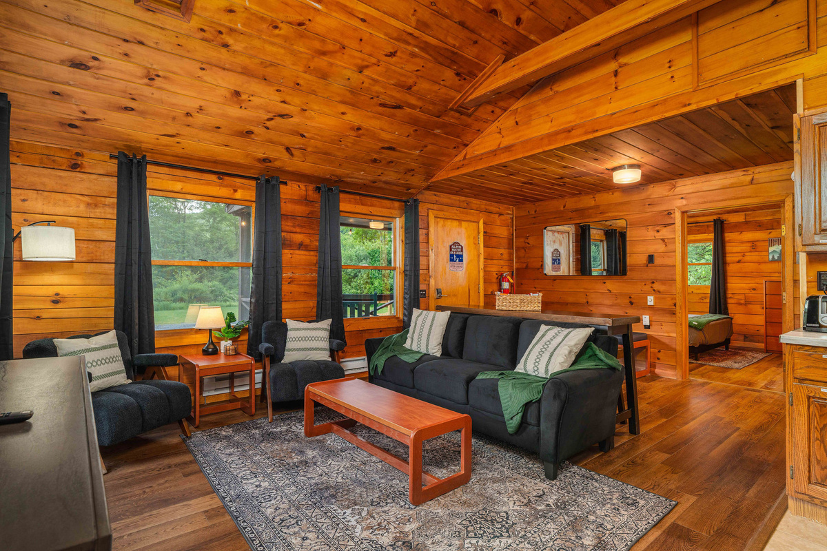 🌲 Big windows pull the forest right inside.