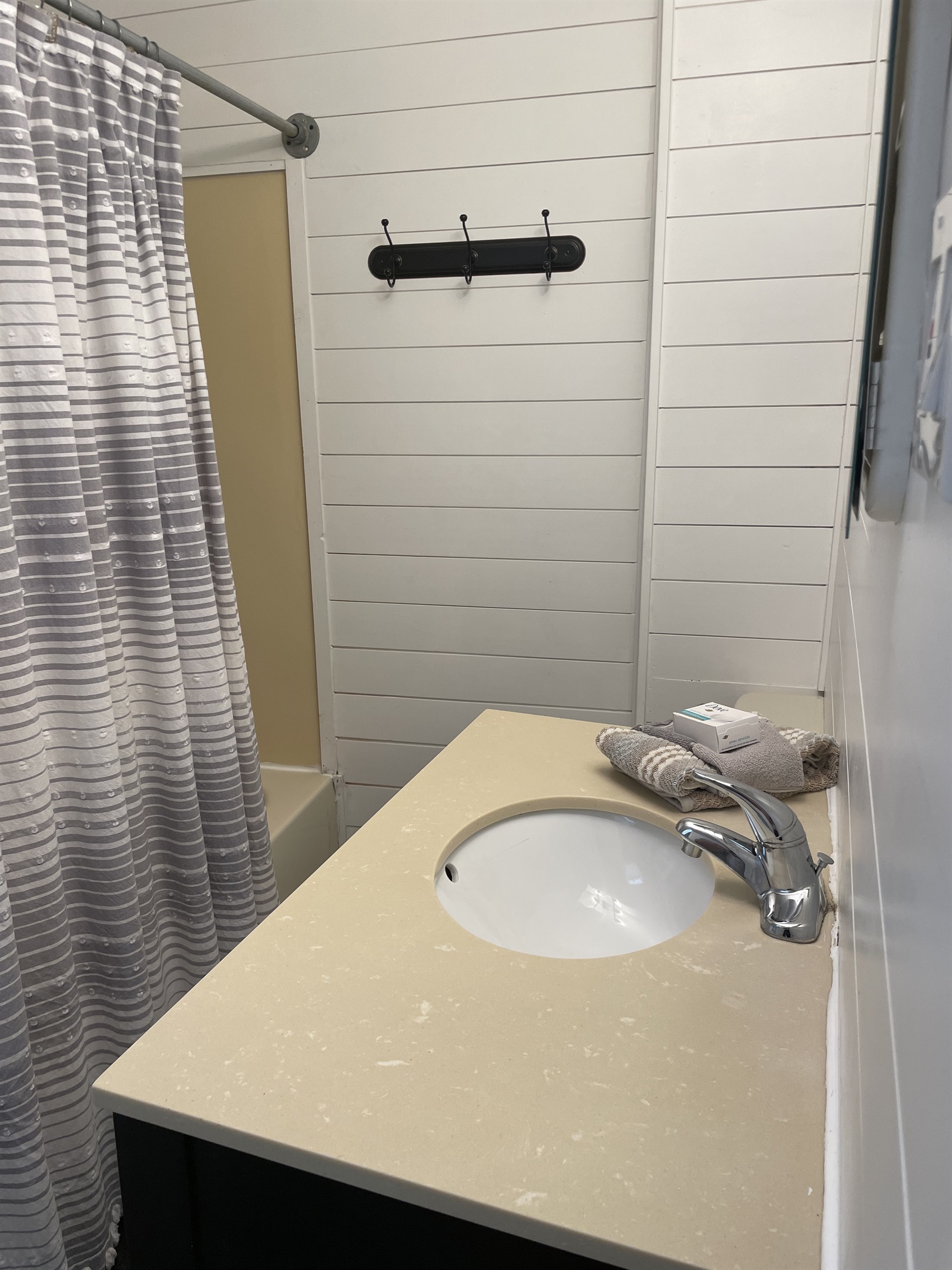 2nd floor bath with tub/shower