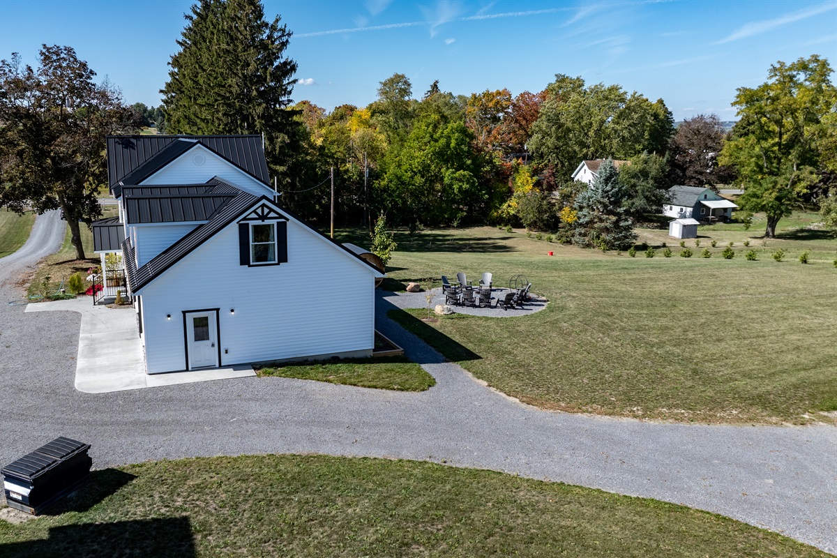 Charming guest house with open yard — unwind and take in the peaceful countryside vibe
