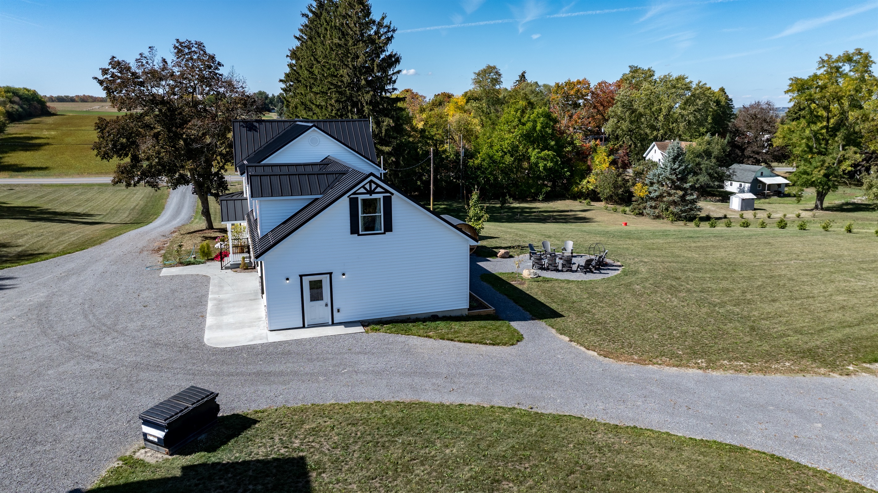 Charming guest house with open yard — unwind and take in the peaceful countryside vibe