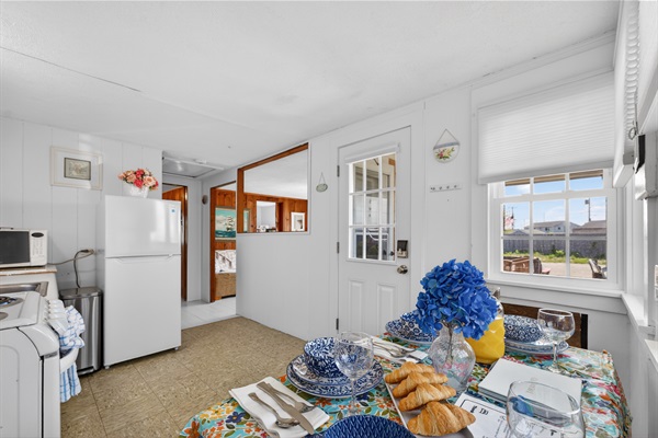 A seamless kitchen and dining space made for easy togetherness!