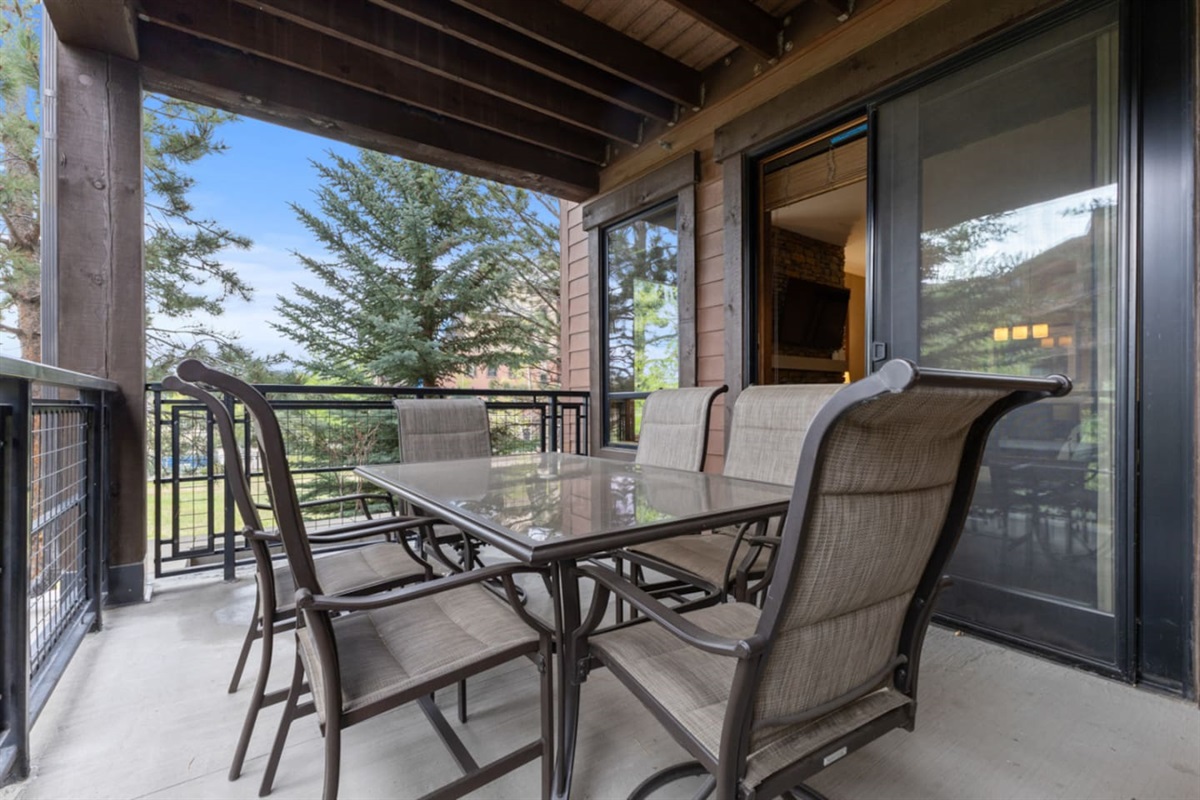 Outdoor Dining