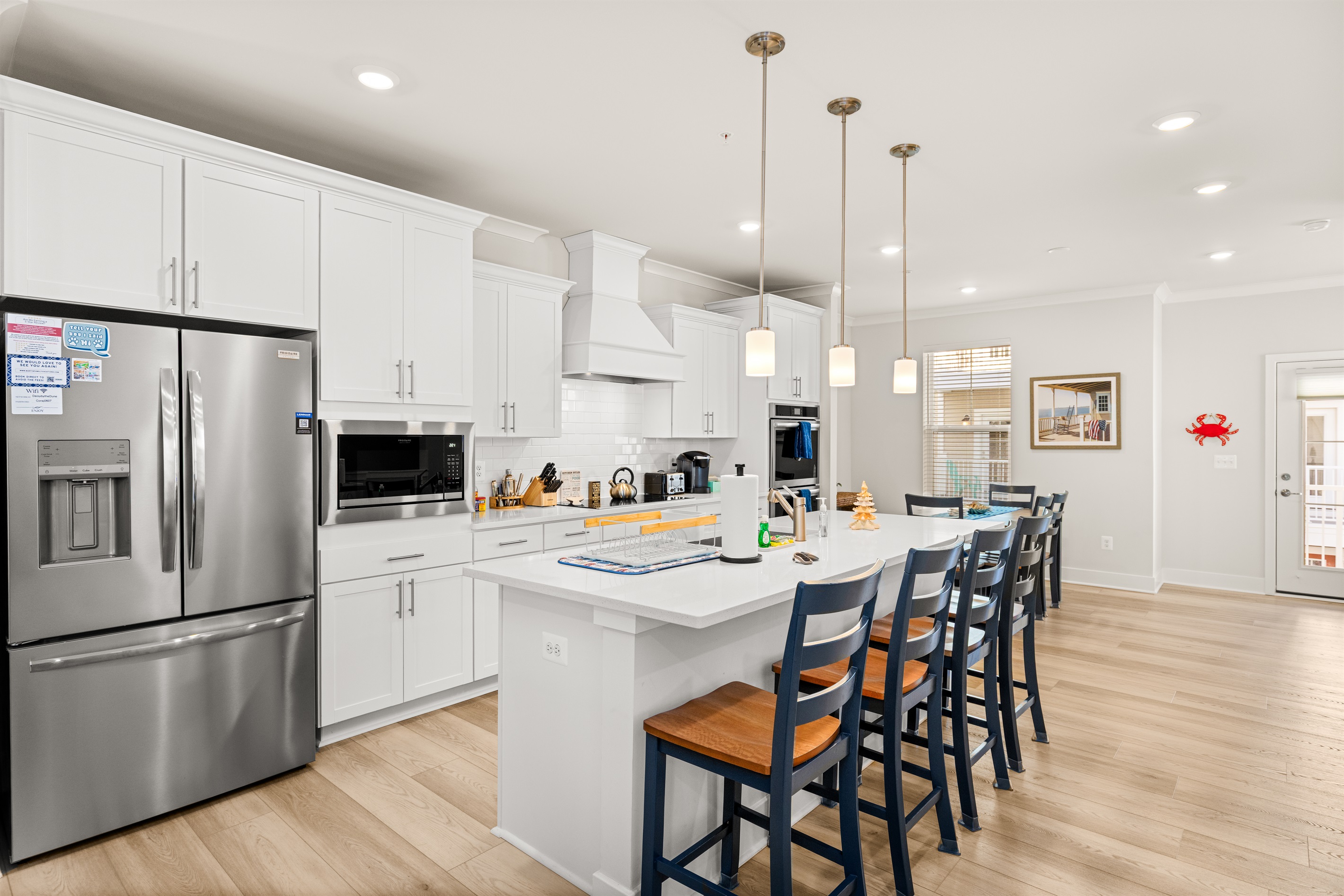 Open kitchen with walk-in pantry(2nd floor)
