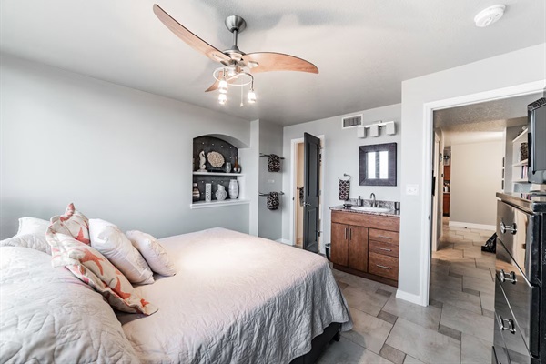 Direct access to shared bathroom with separate vanity